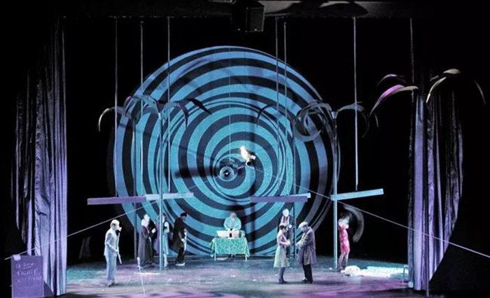 演繹不同版本的《波西米亞人》舞臺(tái)劇表演，一次嗨個(gè)夠