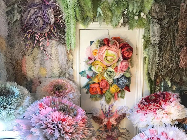 以顏色輕柔的紙層層堆疊并錦簇成花朵的展覽活動，真的驚喜了雙眼