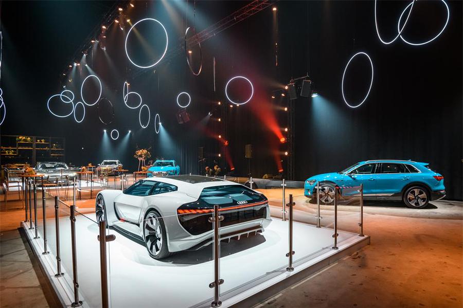 全電動汽車新品發(fā)布活動策劃用一段簡短的視頻展開了成功的幻想 - 第13張 - 會展活動策劃CCASY.COM 全電動汽車新品發(fā)布活動策劃用一段簡短的視頻展開了成功的幻想 - 第13張