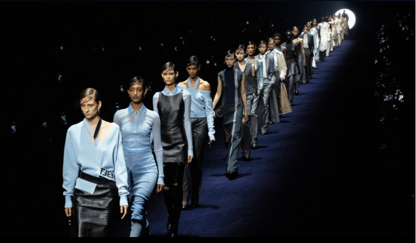 FENDI 2023秋冬女裝秀活動策劃的線性T臺起點(diǎn)如同巨大的玫瑰花窗