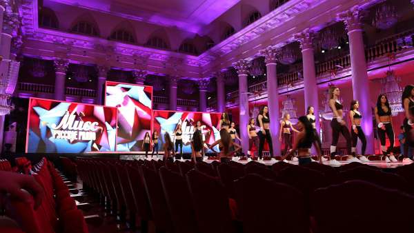 選美賽事就是不同于電競(jìng)比賽，滿屏都是大長(zhǎng)腿