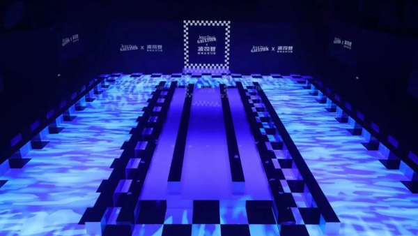 黑白棋盤格的時(shí)裝發(fā)布會(huì)現(xiàn)場(chǎng)，燈光變幻，一場(chǎng)時(shí)尚SHOW正是開(kāi)始