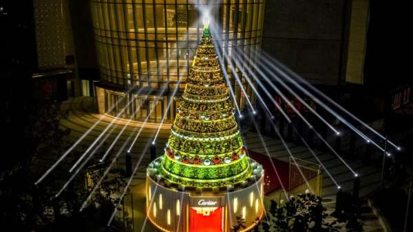 最美圣誕樹美陳設(shè)計當(dāng)屬卡地亞了，紅盒之中的光芒溫暖了冬日時光