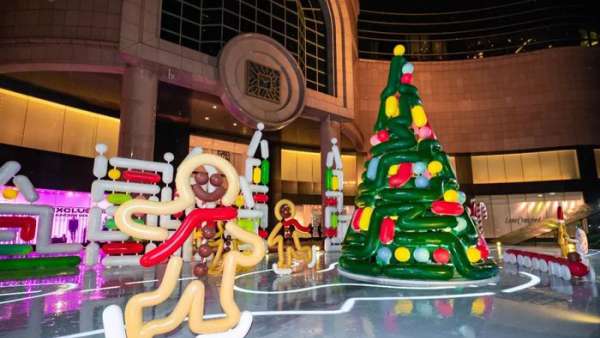 不好，有一群可愛的姜餅人圍繞著圣誕節(jié)的美陳設(shè)計嬉戲玩耍，快去瞅瞅