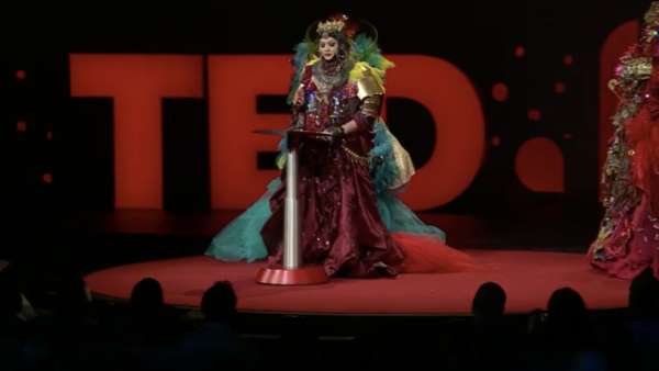他把自己活成一件藝術(shù)品，為了弄清什么是“做自己”｜TED演講精彩紛呈
