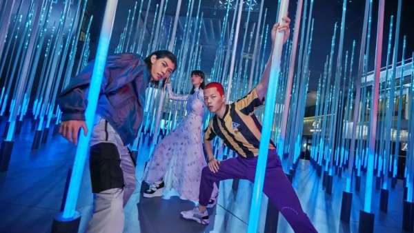 六邊形中的聲光主題展覽處處透射出強(qiáng)烈的時(shí)尚感與未來(lái)感，奇境之旅就此展開(kāi)