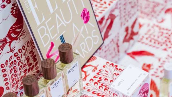 時尚魔都圣誕前夕又驚現(xiàn)一個香水快閃店，色彩與嗅覺的碰撞顯得格外亮眼