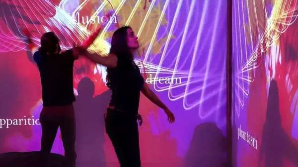 這般沉浸式的互動藝術(shù)裝置，仿佛到了另一個神奇的領(lǐng)域，這是海市蜃樓嗎？