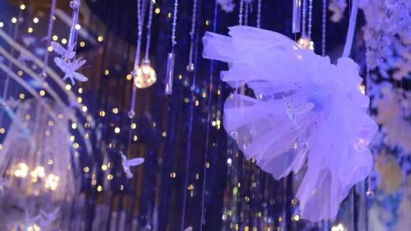 婚禮時裝秀創(chuàng)造另一個維度世界，讓自然保持自然的姿態(tài)｜靈感25區(qū)