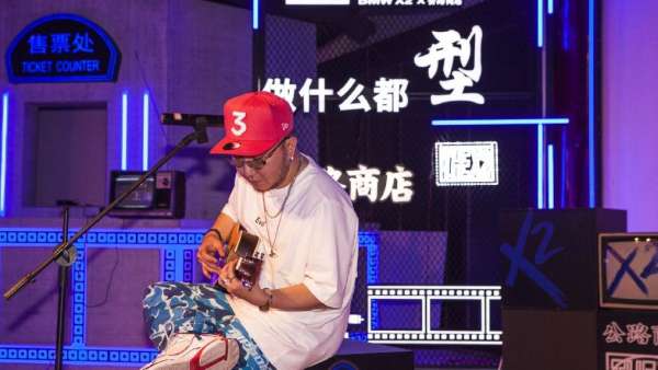 這次的BMW快閃店竟然是一座充滿科幻感的照相館｜玩轉(zhuǎn)我的潮姿態(tài)