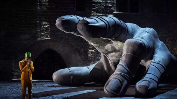 舞美設(shè)計敢做得如此幽森恐怖，這位年輕帥氣導演就是不一樣