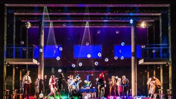 各種風(fēng)格的舞美設(shè)計他都能駕馭，仿佛順手就來的