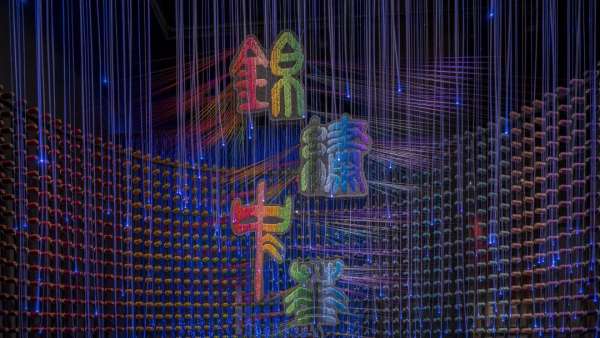 古代絲織品文化展覽以明、暗兩條脈絡(luò)詮釋了中國織繡印染文化