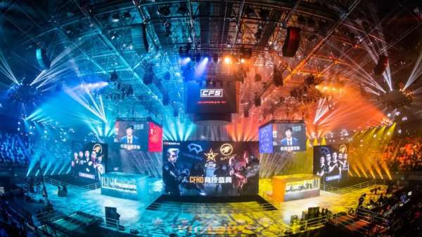 CFS的舞美設(shè)計(jì)也太朋克太科技震撼了吧，大寫服字啊