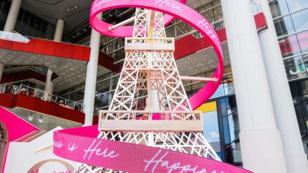 巴黎鐵塔刷亮了魔都的圣誕美陳設計，粉嫩造型浪漫一圣誕