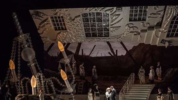 舞美設(shè)計上增加一個巨型水晶吊燈，效果倍加