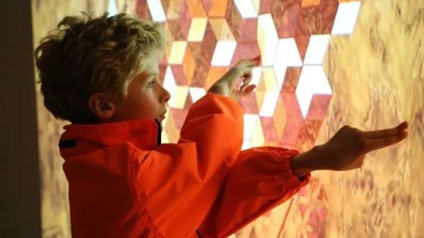 主題展覽里的交互式“木墻”裝置提高了大眾對勞斯萊斯進一步的認識