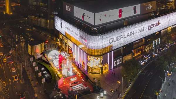 點(diǎn)亮新年，這個品牌的美陳設(shè)計裝置也太亮眼了吧