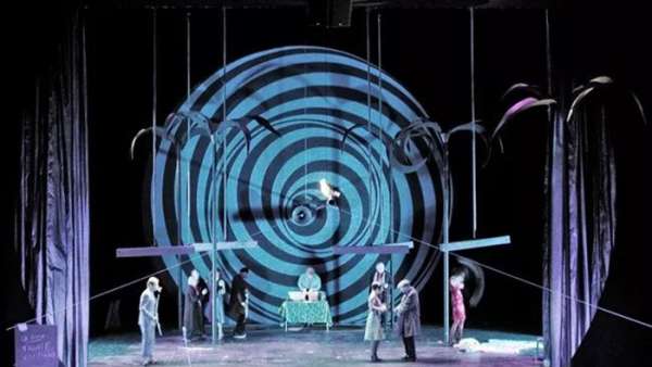 演繹不同版本的《波西米亞人》舞臺劇表演，一次嗨個夠