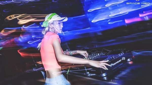 參加圣誕節(jié)活動就來這里，讓你一言不合就跳舞！