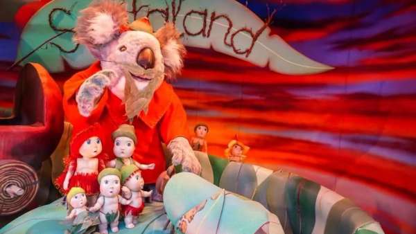 快看圣誕櫥窗美陳設(shè)計(jì)里的那群可愛(ài)的桉樹(shù)寶寶，他們也在為圣誕節(jié)做準(zhǔn)備