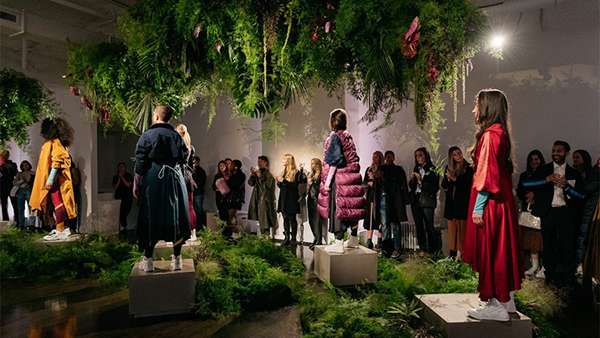 服裝展示活動如此有意境，仿佛置身于大自然中，美