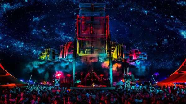 音樂節(jié)活動的舞臺策劃很是有趣，漂浮的紗布效果更震撼