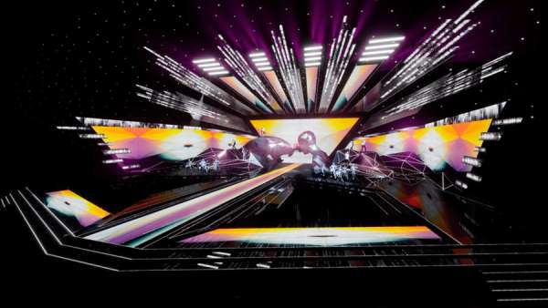 潮音發(fā)布演出活動(dòng)的舞美設(shè)計(jì)用透視法把舞臺(tái)中央劃分為兩部分