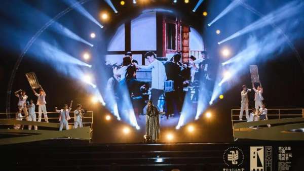 電影節(jié)活動策劃了三個篇章，貫穿了海浪、金沙和日光照耀的金雞剪影元素