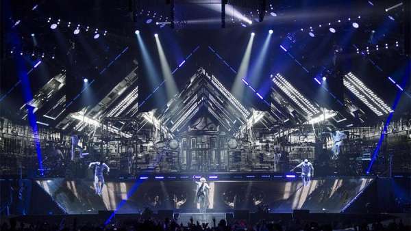 這場(chǎng)演唱會(huì)的舞美策劃令人眼花繚亂，驚呼這場(chǎng)活動(dòng)的視覺效果太厲害了
