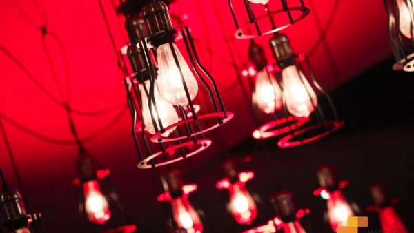 燈光閃爍一秒，瞬間進(jìn)入周年慶典活動，面具策劃形式很朋克