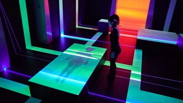 他用會(huì)展活動(dòng)策劃的藝術(shù)品喚醒了觀眾對(duì)人類對(duì)環(huán)境的影響