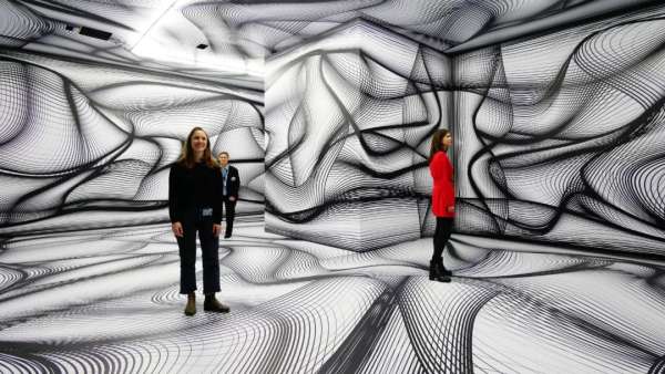 快閃店活動空間是用顏料和復(fù)雜的投影形成的，策劃設(shè)計太迷幻了