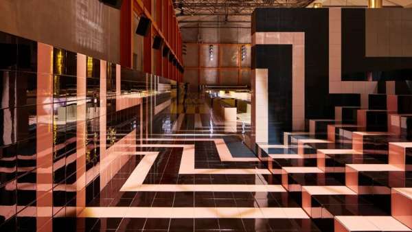 普拉達(dá)的時裝秀活動策劃設(shè)計的幾何舞臺色彩斑瀾，活力滿滿