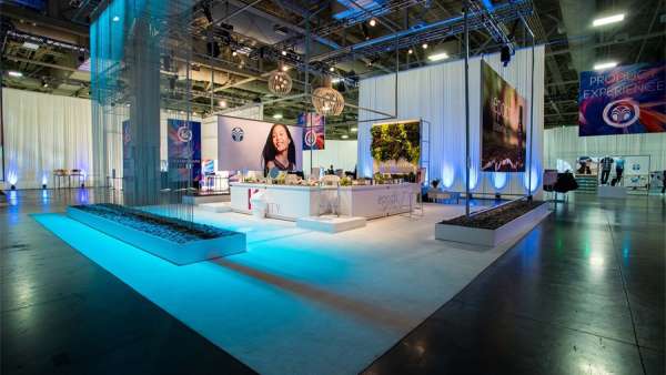 這場(chǎng)北美活動(dòng)策劃了一個(gè)現(xiàn)代外觀和感覺(jué)的“商店”，交互體驗(yàn)不錯(cuò)