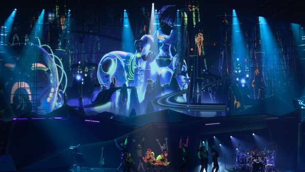 演唱會活動的舞美策劃了反烏托邦的布景，增強和補充了舞臺效果