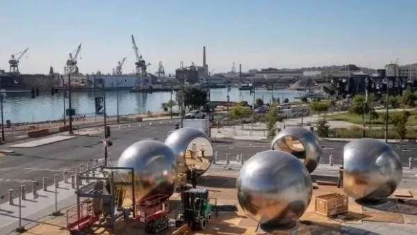 藝術(shù)裝置的展覽策劃多層次的反射空間，將你我、人群包含在其中