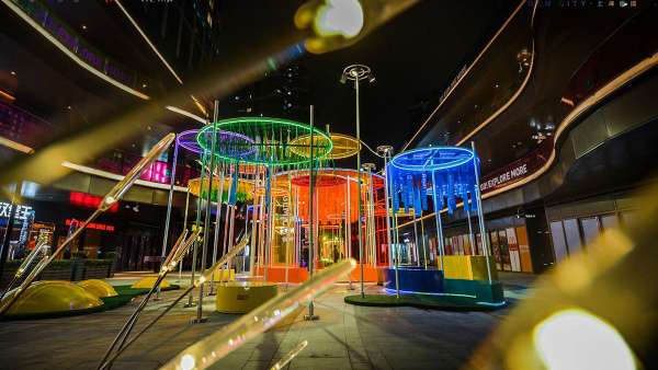 精彩天地的開業(yè)活動(dòng)策劃了三大斑瀾色彩的裝置，激活了趣味氛圍