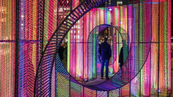 彎曲彩虹燈光藝術(shù)展會活動裝置，鮮艷而俏皮的打卡新領(lǐng)域