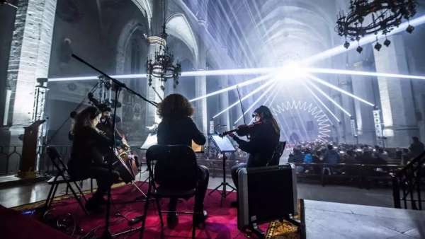 教堂里的這場視聽燈光秀表演活動，重新詮釋了光的奇跡