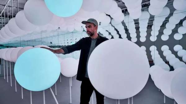 用一場(chǎng)發(fā)光球策劃的燈光藝術(shù)活動(dòng)裝置，很好地將體驗(yàn)概念形式化