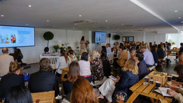 下雨天的發(fā)布會活動策劃也可以很花園式，野餐風(fēng)格和花園裝飾也很搭