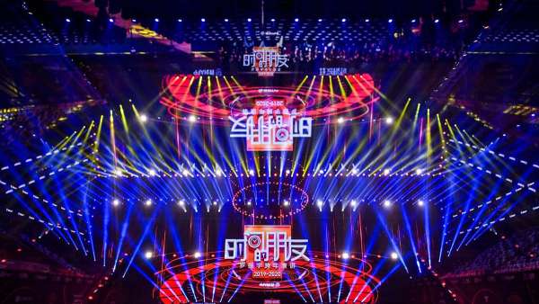 跨年演講活動(dòng)策劃的是知識(shí)文化盛宴，打卡的是外場(chǎng)的時(shí)間美陳