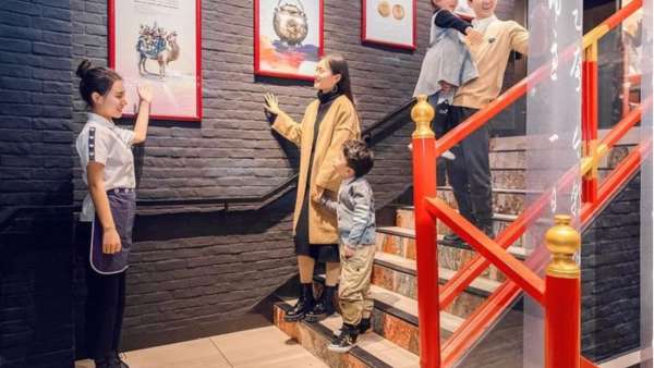 安在餐廳里的歷史展覽策劃，異域文化元素更是驚鴻一瞥