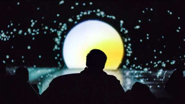 這場沉浸式展覽策劃了一個(gè)超時(shí)空錯(cuò)位之旅，打開感官感悟生命狀態(tài)