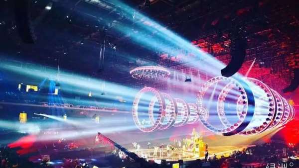 出大招了！江蘇衛(wèi)視跨年演唱會活動策劃的“水滴”飛船舞美燃爆了