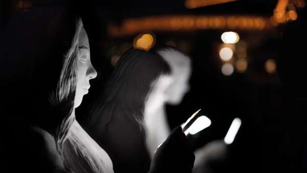 “被光吸引”的主題展覽活動策劃的是數(shù)字技術(shù)如何占據(jù)我們的生活