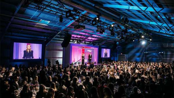 娛樂女性峰會活動現(xiàn)場人氣爆滿星光閃爍，還有美味香檳享用