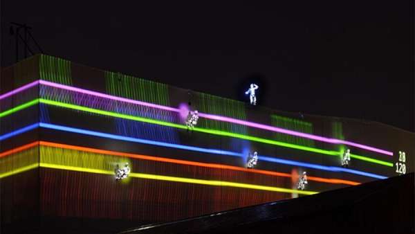 戲劇節(jié)開幕式活動(dòng)策劃的表演成功地將演員融入50米寬的投影景觀中