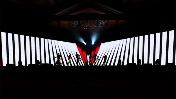 年底表彰活動就是要大氣上檔次，友邦就將年會活動移師到越南